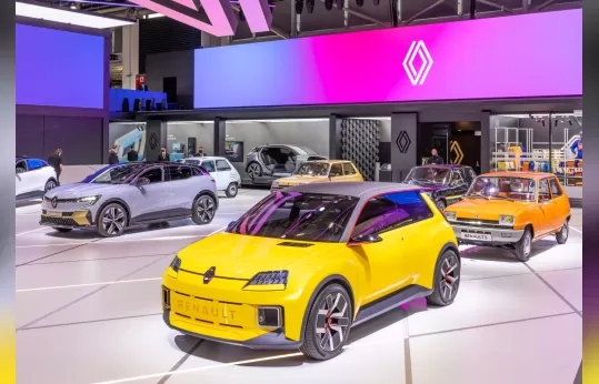 Renault 5 eléctrico, la reinvención de un clásico, se aproxima en 2024
